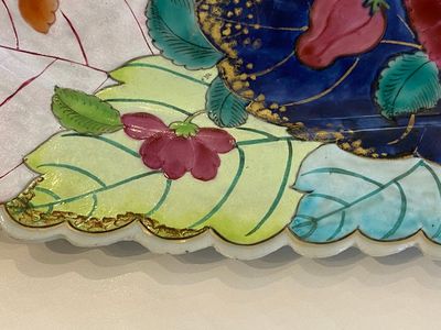 A large Chinese famille rose 'tobacco leaf' dish, Qianlong — photo 5