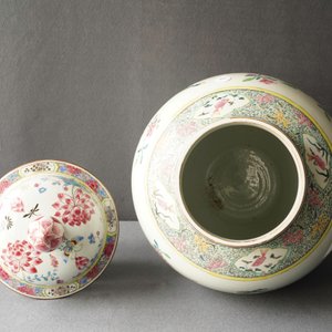 A large Chinese famille rose vase and cover with a bird on blossoming branches, Yongzheng — 照片 30