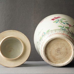 A large Chinese famille rose vase and cover with a bird on blossoming branches, Yongzheng — 照片 31