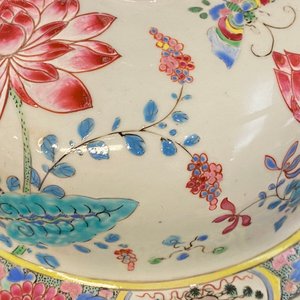 A large Chinese famille rose vase and cover with a bird on blossoming branches, Yongzheng — 照片 13