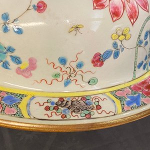 A large Chinese famille rose vase and cover with a bird on blossoming branches, Yongzheng — 照片 15