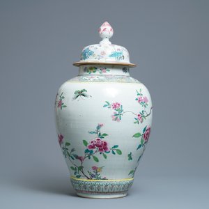 A large Chinese famille rose vase and cover with a bird on blossoming branches, Yongzheng — 照片 4