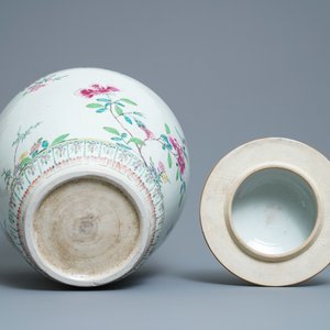 A large Chinese famille rose vase and cover with a bird on blossoming branches, Yongzheng — 照片 7
