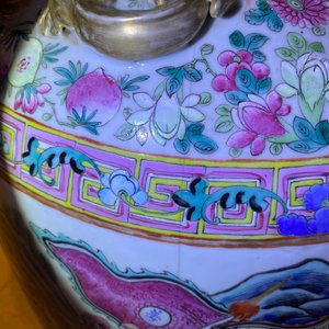 A large Chinese famille rose vase with a court scene and a battle scene, 19th C. — 照片 15