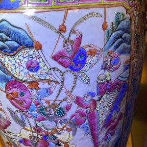 A large Chinese famille rose vase with a court scene and a battle scene, 19th C. — 照片 19