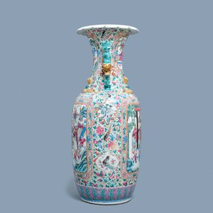 A large Chinese famille rose vase with a court scene and a battle scene, 19th C. — 照片 2