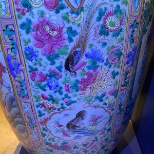 A large Chinese famille rose vase with a court scene and a battle scene, 19th C. — 照片 23