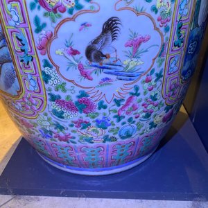 A large Chinese famille rose vase with a court scene and a battle scene, 19th C. — 照片 24