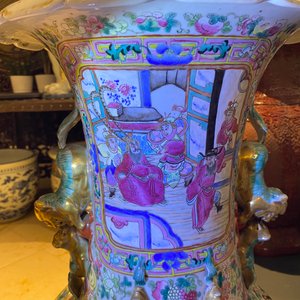 A large Chinese famille rose vase with a court scene and a battle scene, 19th C. — 照片 25