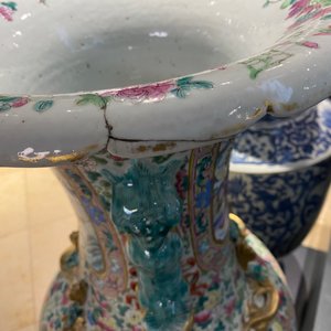 A large Chinese famille rose vase with a court scene and a battle scene, 19th C. — 照片 8