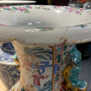 A large Chinese famille rose vase with a court scene and a battle scene, 19th C. — 照片 9