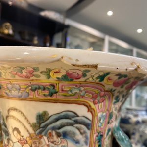 A large Chinese famille rose vase with a court scene and a battle scene, 19th C. — 照片 10