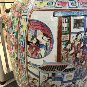 A large Chinese famille rose vase with court scenes, 19th C. — photo 12