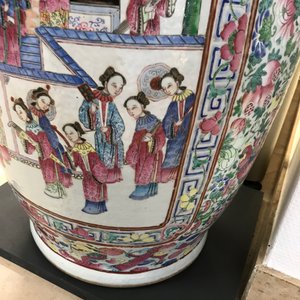 A large Chinese famille rose vase with court scenes, 19th C. — photo 16