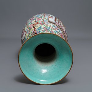 A large Chinese famille rose vase with court scenes, 19th C. — photo 7