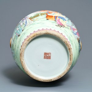 A large Chinese famille rose vase with figures in a landscape, Qianlong mark, 20th C. — 照片 5
