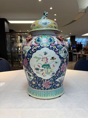 A large Chinese famille rose vase with lion-form handles and cover, 19th C. — photo 1
