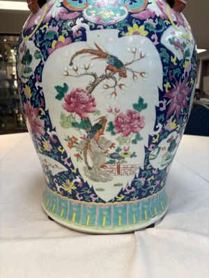 A large Chinese famille rose vase with lion-form handles and cover, 19th C. — photo 12
