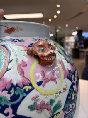 A large Chinese famille rose vase with lion-form handles and cover, 19th C. — photo 13