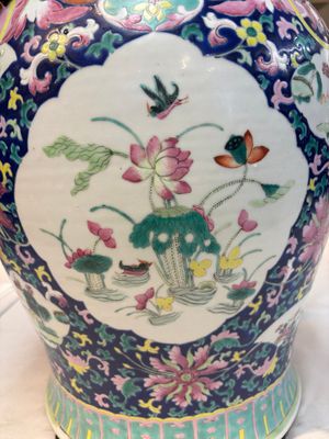A large Chinese famille rose vase with lion-form handles and cover, 19th C. — photo 14