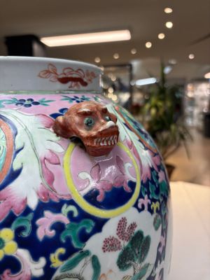 A large Chinese famille rose vase with lion-form handles and cover, 19th C. — photo 15