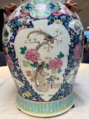 A large Chinese famille rose vase with lion-form handles and cover, 19th C. — photo 16