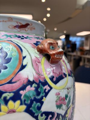 A large Chinese famille rose vase with lion-form handles and cover, 19th C. — photo 17