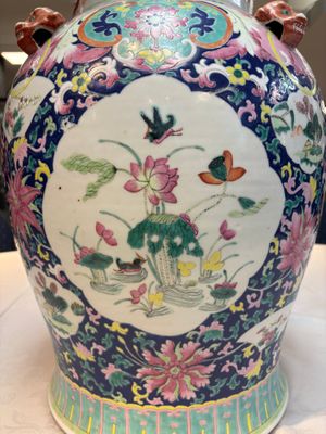 A large Chinese famille rose vase with lion-form handles and cover, 19th C. — photo 18