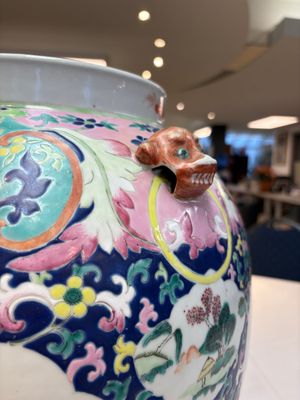 A large Chinese famille rose vase with lion-form handles and cover, 19th C. — photo 19