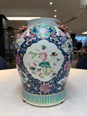 A large Chinese famille rose vase with lion-form handles and cover, 19th C. — photo 2