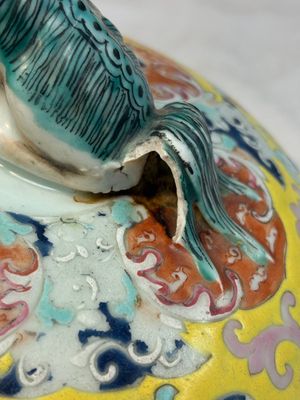 A large Chinese famille rose vase with lion-form handles and cover, 19th C. — photo 27