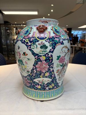 A large Chinese famille rose vase with lion-form handles and cover, 19th C. — photo 3