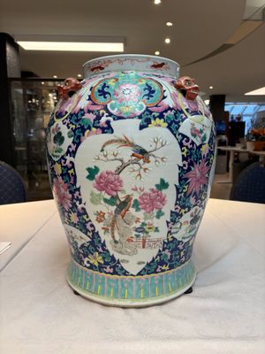 A large Chinese famille rose vase with lion-form handles and cover, 19th C. — photo 4