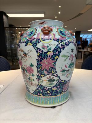 A large Chinese famille rose vase with lion-form handles and cover, 19th C. — photo 5