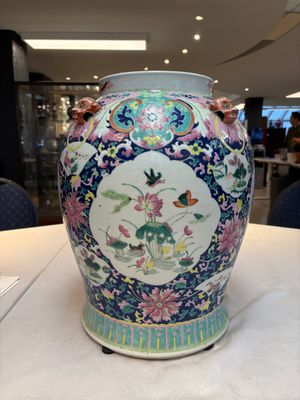 A large Chinese famille rose vase with lion-form handles and cover, 19th C. — photo 6