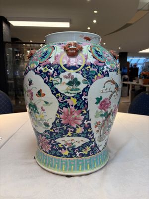A large Chinese famille rose vase with lion-form handles and cover, 19th C. — photo 7