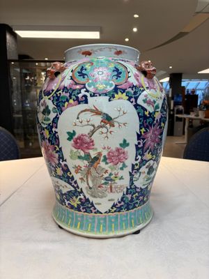 A large Chinese famille rose vase with lion-form handles and cover, 19th C. — photo 8