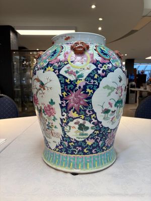 A large Chinese famille rose vase with lion-form handles and cover, 19th C. — photo 9