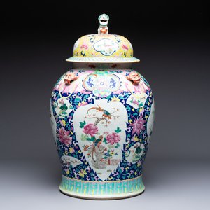 A large Chinese famille rose vase with lion-form handles and cover, 19th C. — photo 1