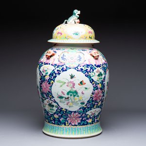 A large Chinese famille rose vase with lion-form handles and cover, 19th C. — photo 2