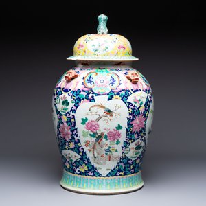 A large Chinese famille rose vase with lion-form handles and cover, 19th C. — photo 3