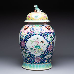A large Chinese famille rose vase with lion-form handles and cover, 19th C. — photo 4