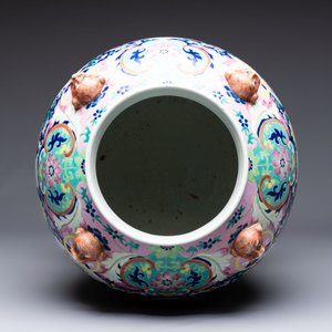 A large Chinese famille rose vase with lion-form handles and cover, 19th C. — photo 5