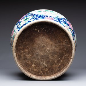 A large Chinese famille rose vase with lion-form handles and cover, 19th C. — photo 6