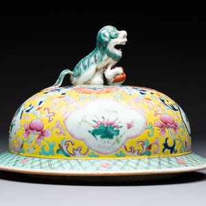 A large Chinese famille rose vase with lion-form handles and cover, 19th C. — photo 7