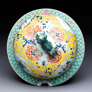 A large Chinese famille rose vase with lion-form handles and cover, 19th C. — photo 8