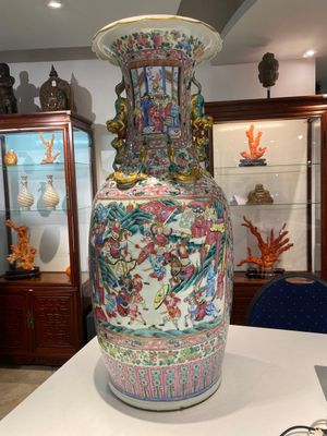 A large Chinese famille rose vase with palace scenes, 19th C. — photo 1