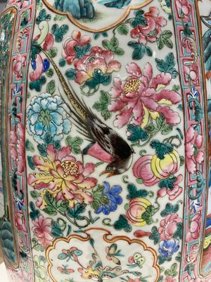 A large Chinese famille rose vase with palace scenes, 19th C. — photo 17