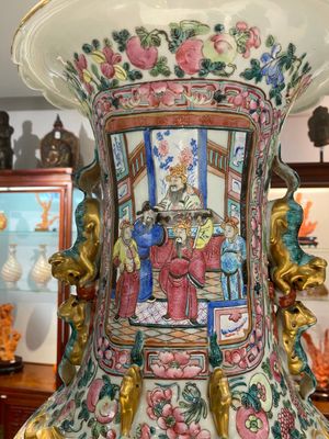 A large Chinese famille rose vase with palace scenes, 19th C. — photo 2