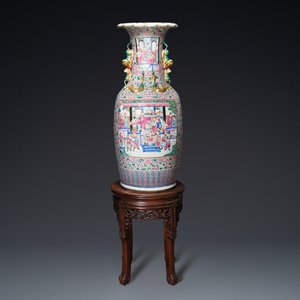 A large Chinese famille rose vase with palace scenes, 19th C. — photo 1